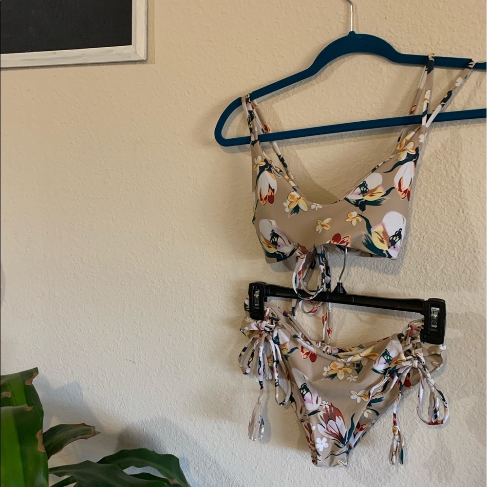 Adorable Flowered Bikini 👙